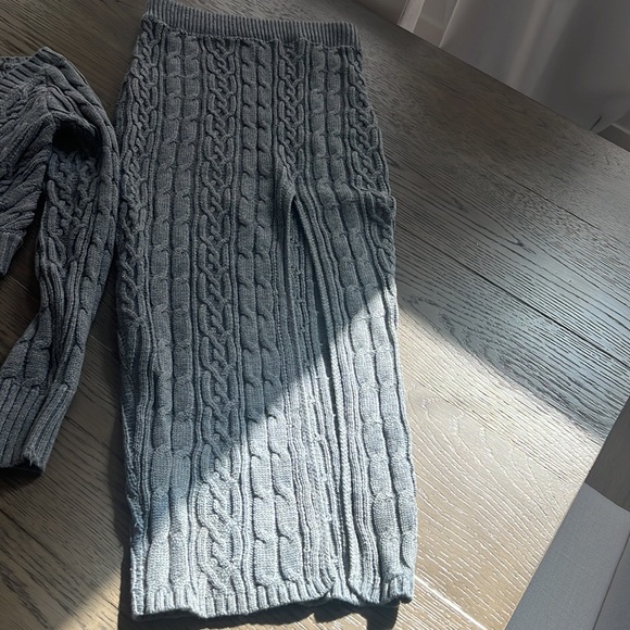 Grey sweater set fashionnova size xs very flattering worn once - Picture 2 of 4